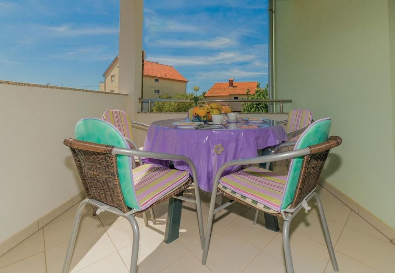 Appartement à Pakoštane - Appartement dans Pakoštane avec terrasse, Climatisation, WIFI, Machine à laver (3548-3)