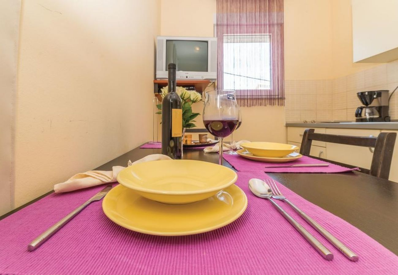 Appartement à Pakoštane - Appartement dans Pakoštane avec terrasse, Climatisation, WIFI, Machine à laver (3548-3)