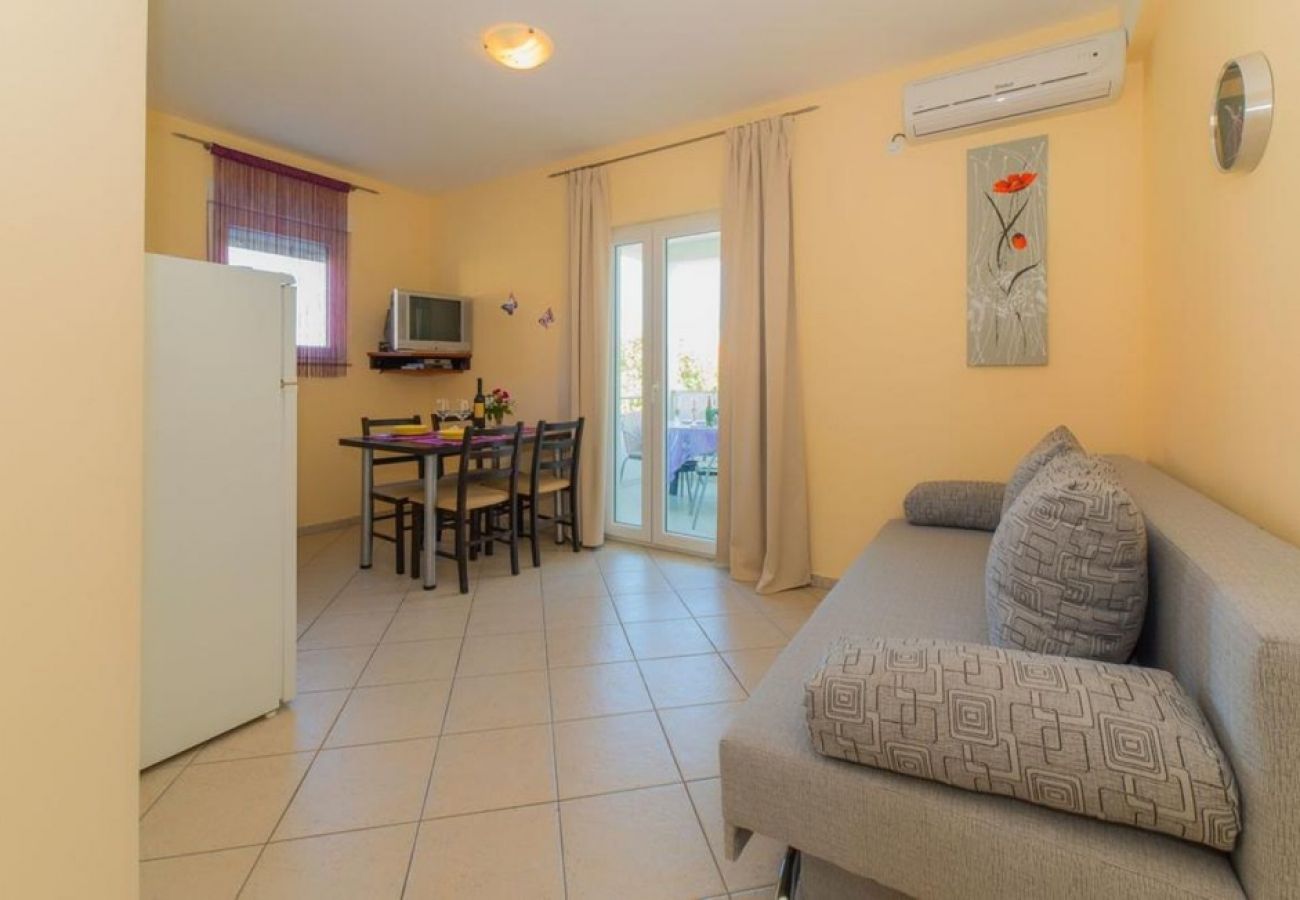 Appartement à Pakoštane - Appartement dans Pakoštane avec terrasse, Climatisation, WIFI, Machine à laver (3548-4)