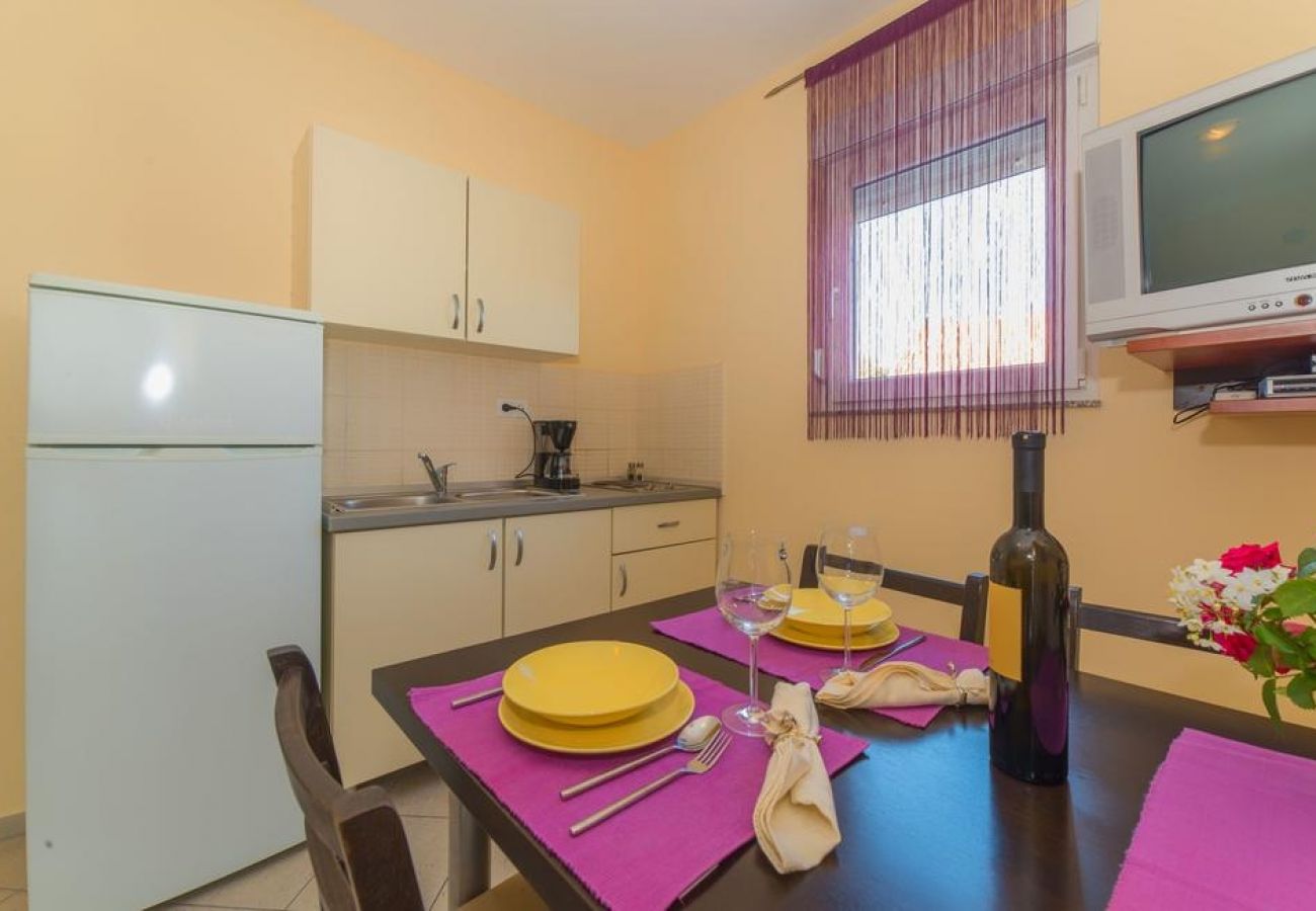 Appartement à Pakoštane - Appartement dans Pakoštane avec terrasse, Climatisation, WIFI, Machine à laver (3548-4)