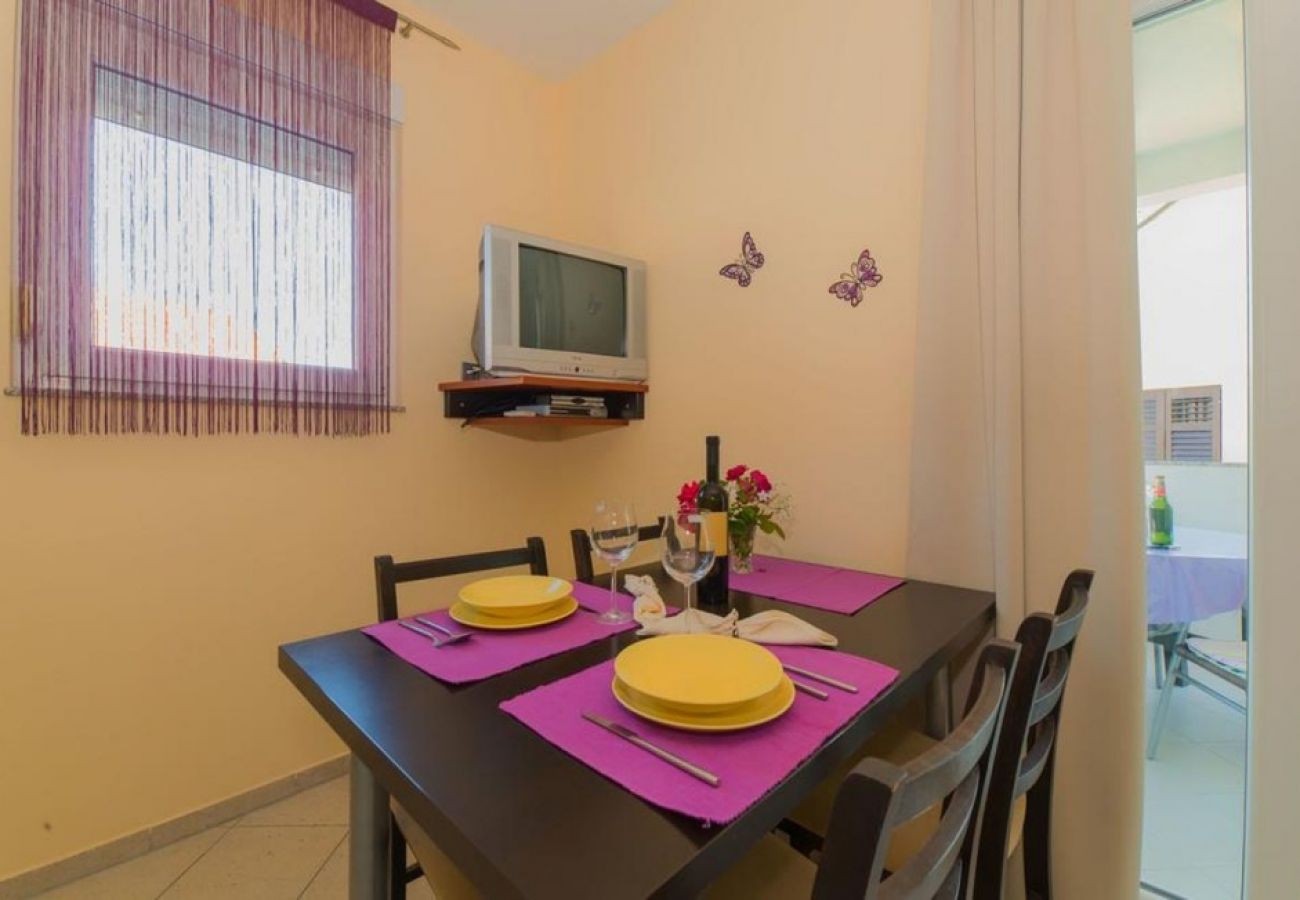 Appartement à Pakoštane - Appartement dans Pakoštane avec terrasse, Climatisation, WIFI, Machine à laver (3548-4)