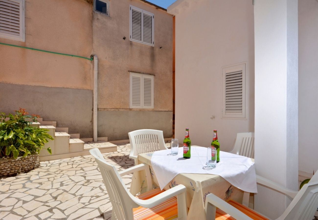 Appartement à Žuljana - Appartement dans Žuljana avec terrasse, Climatisation, WIFI (3558-5)