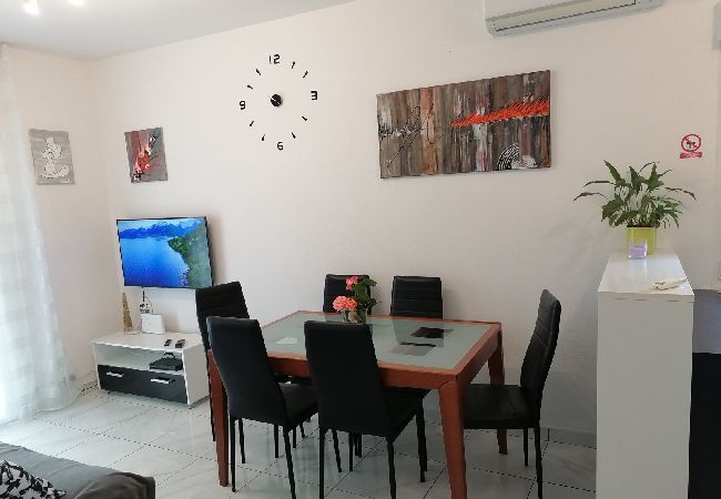 Appartement à Ražanj - Appartement dans Ražanj avec terrasse, Climatisation, WIFI, Machine à laver (3567-1) Appartement à Ražanj - Appartement dans Ražanj avec terrasse, Climatisation, WIFI, Machine à laver (3567-1)