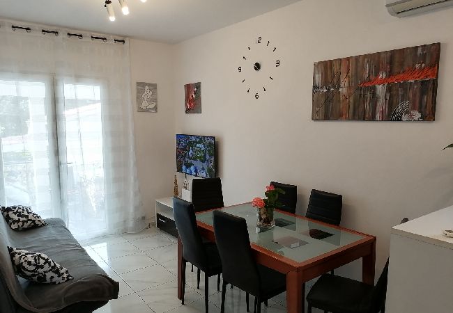 Appartement à Ražanj - Appartement dans Ražanj avec terrasse, Climatisation, WIFI, Machine à laver (3567-1) Appartement à Ražanj - Appartement dans Ražanj avec terrasse, Climatisation, WIFI, Machine à laver (3567-1)