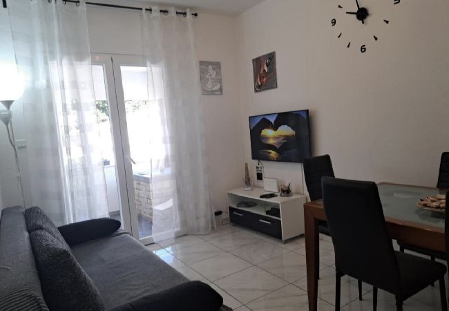 Appartement à Ražanj - Appartement dans Ražanj avec terrasse, Climatisation, WIFI, Machine à laver (3567-1) Appartement à Ražanj - Appartement dans Ražanj avec terrasse, Climatisation, WIFI, Machine à laver (3567-1)