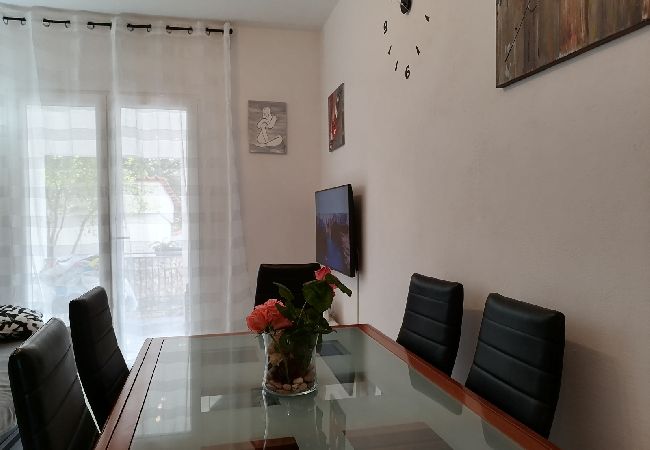 Appartement à Ražanj - Appartement dans Ražanj avec terrasse, Climatisation, WIFI, Machine à laver (3567-1) Appartement à Ražanj - Appartement dans Ražanj avec terrasse, Climatisation, WIFI, Machine à laver (3567-1)