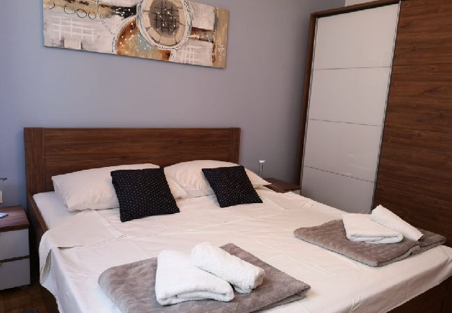 Appartement à Ražanj - Appartement dans Ražanj avec terrasse, Climatisation, WIFI, Machine à laver (3567-1) Appartement à Ražanj - Appartement dans Ražanj avec terrasse, Climatisation, WIFI, Machine à laver (3567-1)