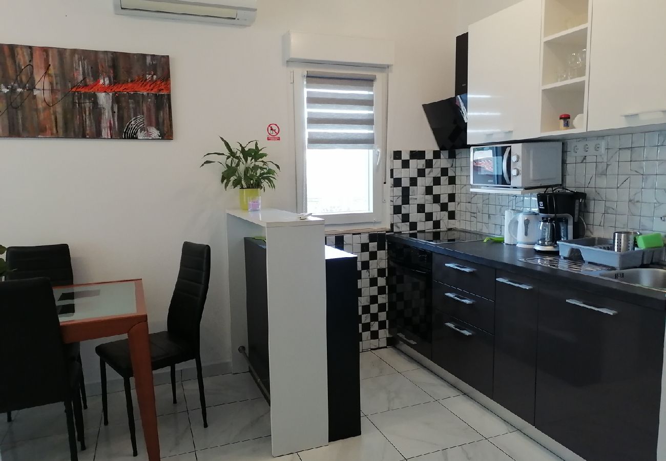 Appartement à Ražanj - Appartement dans Ražanj avec terrasse, Climatisation, WIFI, Machine à laver (3567-1)