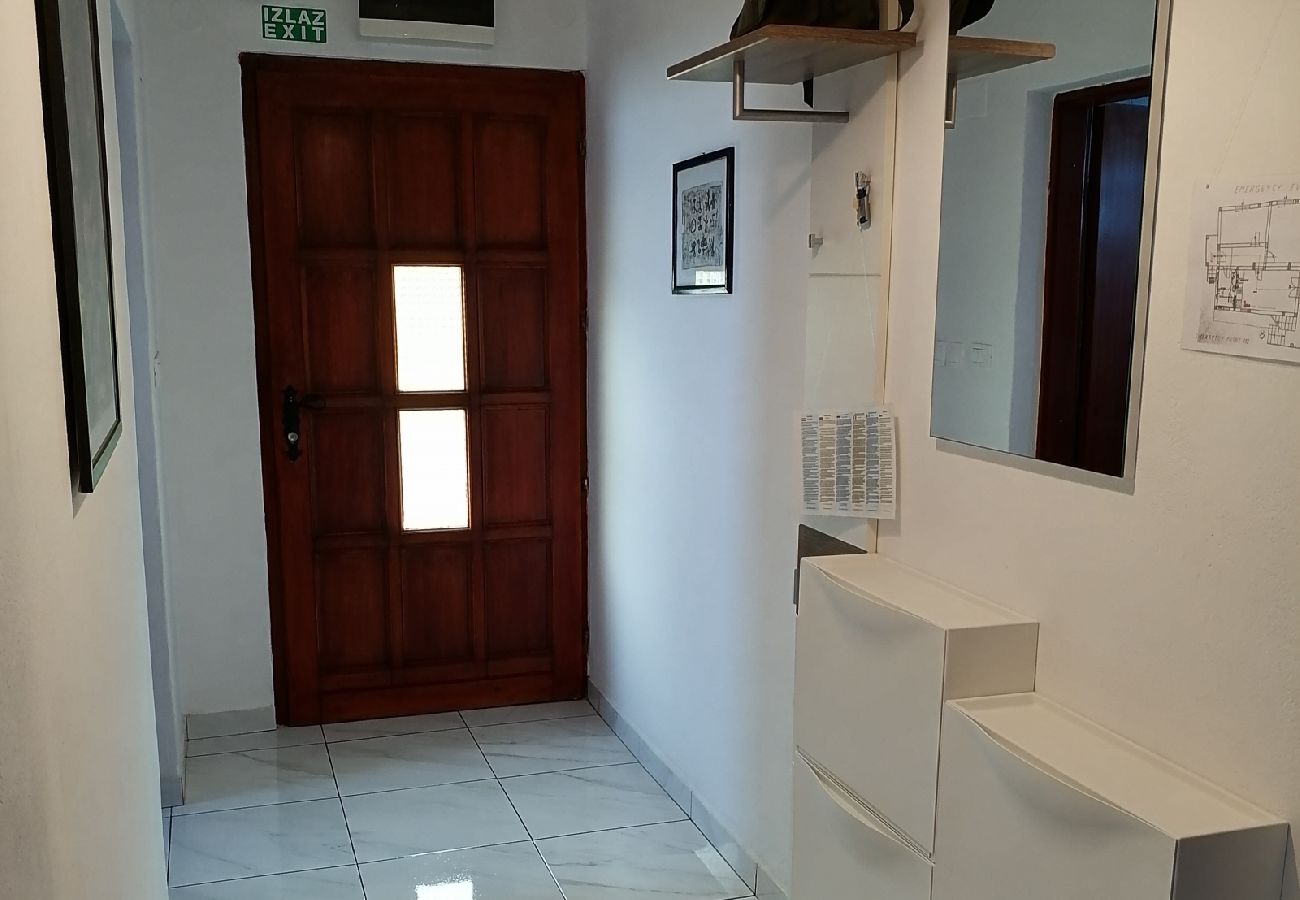 Appartement à Ražanj - Appartement dans Ražanj avec terrasse, Climatisation, WIFI, Machine à laver (3567-1)