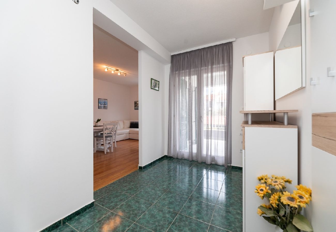 Appartement à Supetar - Appartement dans Supetar avec vue mer, terrasse, Climatisation, WIFI (3553-1)