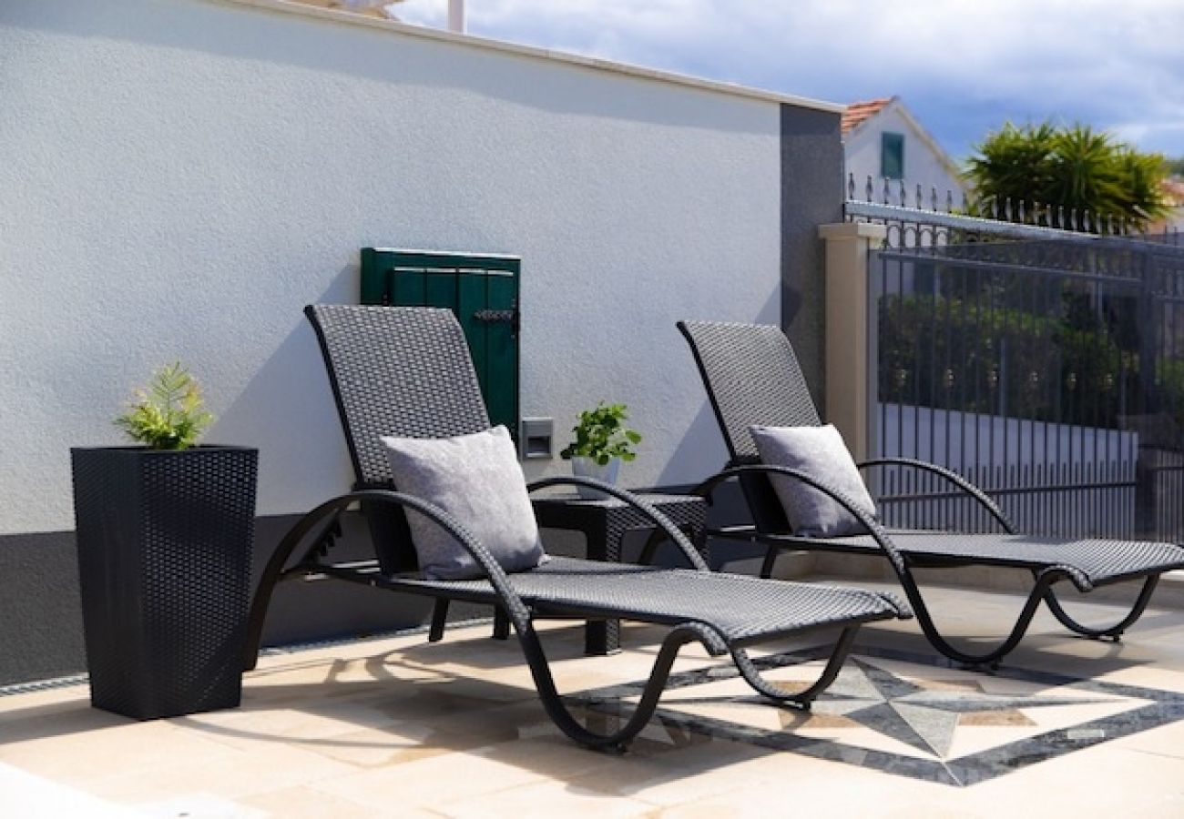 Appartement à Supetar - Appartement dans Supetar avec vue mer, terrasse, Climatisation, WIFI (3553-1)