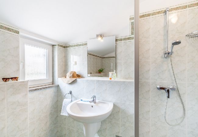 Appartement à Kustici - Appartement dans Kustici avec vue mer, Balcon, Climatisation, WIFI (3589-1) Appartement à Kustici - Appartement dans Kustici avec vue mer, Balcon, Climatisation, WIFI (3589-1)