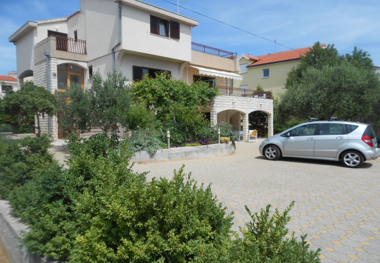 Appartement à Vodice - Appartement dans Vodice avec terrasse, Climatisation, WIFI, Machine à laver (3420-1)