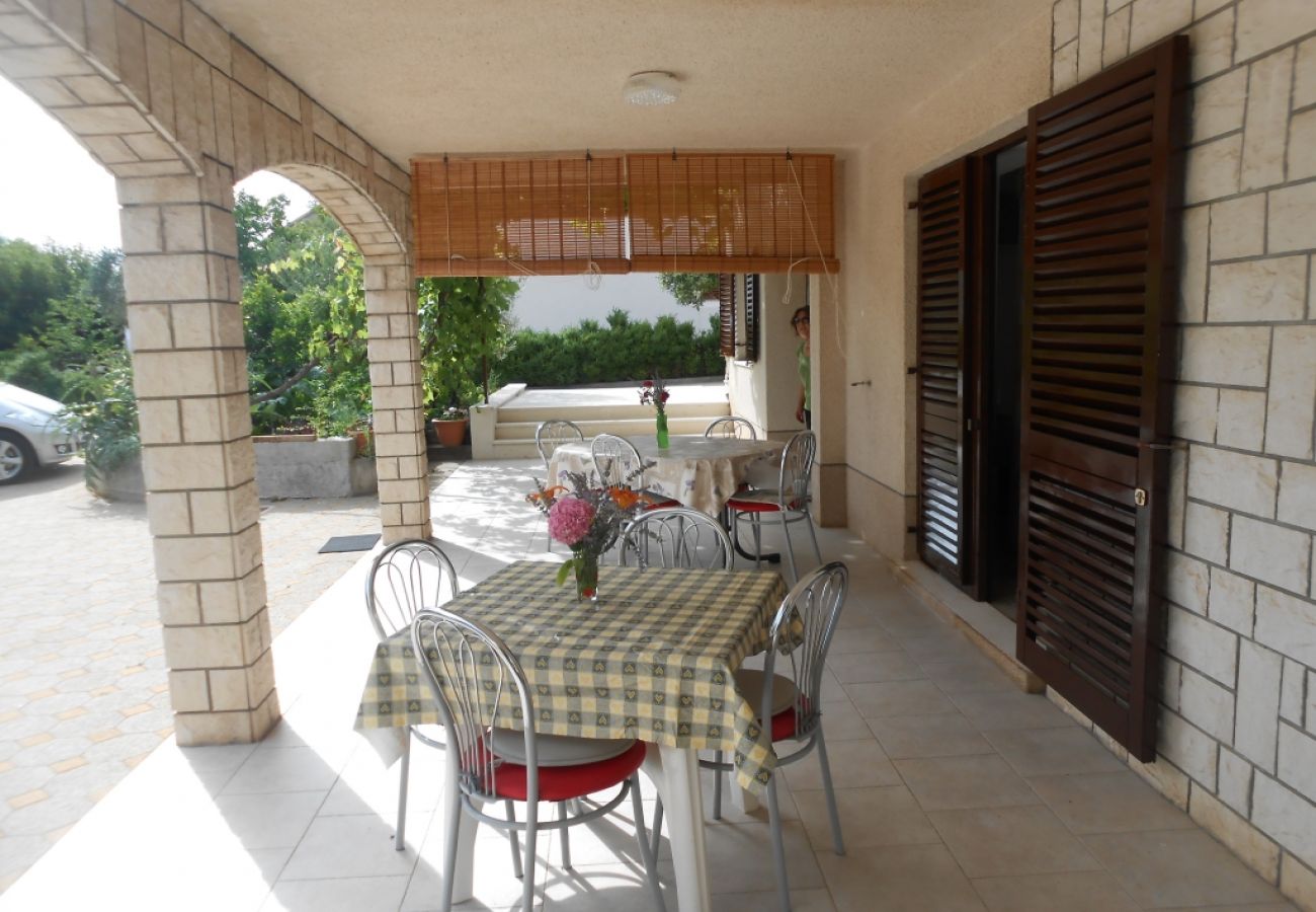 Appartement à Vodice - Appartement dans Vodice avec terrasse, Climatisation, WIFI, Machine à laver (3420-1)