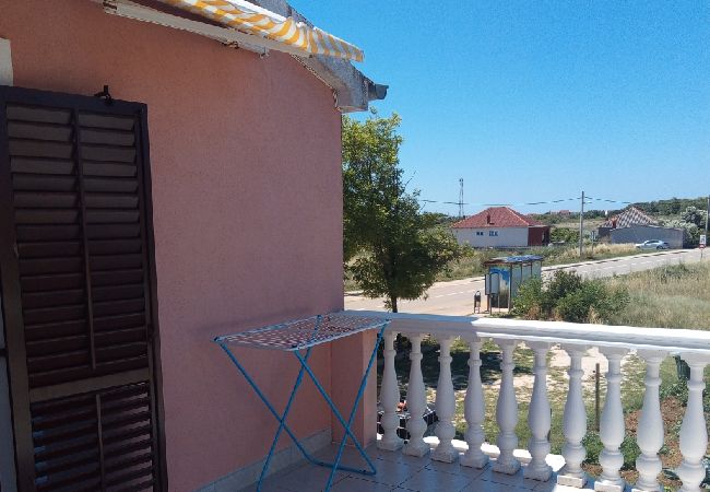 Appartement à Privlaka - Appartement dans Privlaka avec vue mer, terrasse, Climatisation, WIFI (3591-2) Appartement à Privlaka - Appartement dans Privlaka avec vue mer, terrasse, Climatisation, WIFI (3591-2)