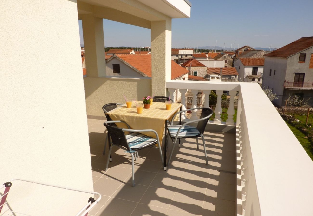 Appartement à Vodice - Appartement dans Vodice avec vue mer, terrasse, WIFI, Machine à laver (3578-1)