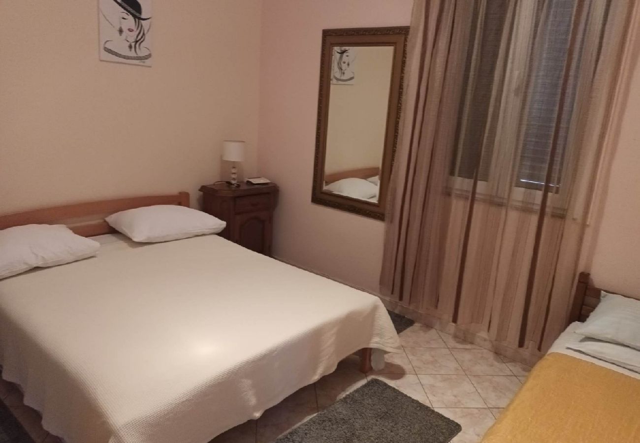 Appartement à Privlaka - Appartement dans Privlaka avec terrasse, Climatisation, WIFI, Machine à laver (821-2)