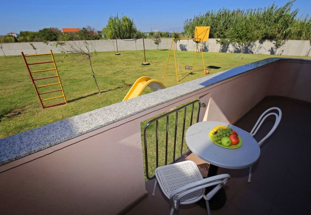 Appartement à Privlaka - Appartement dans Privlaka avec vue mer, Balcon, Climatisation, WIFI (3598-1)