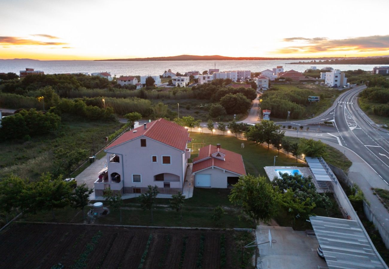 Appartement à Privlaka - Appartement dans Privlaka avec vue mer, Balcon, Climatisation, WIFI (3598-1)