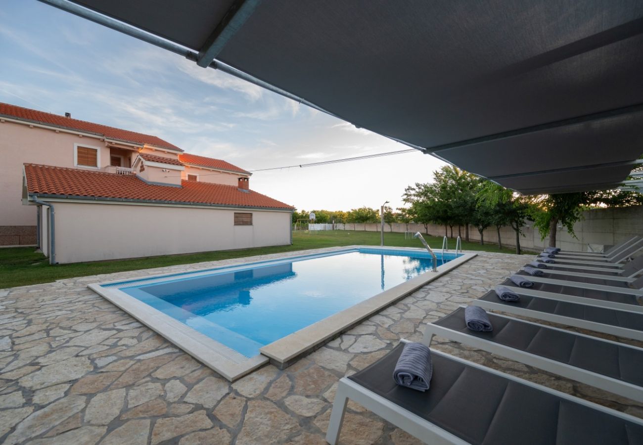 Appartement à Privlaka - Appartement dans Privlaka avec vue mer, Balcon, Climatisation, WIFI (3598-1)