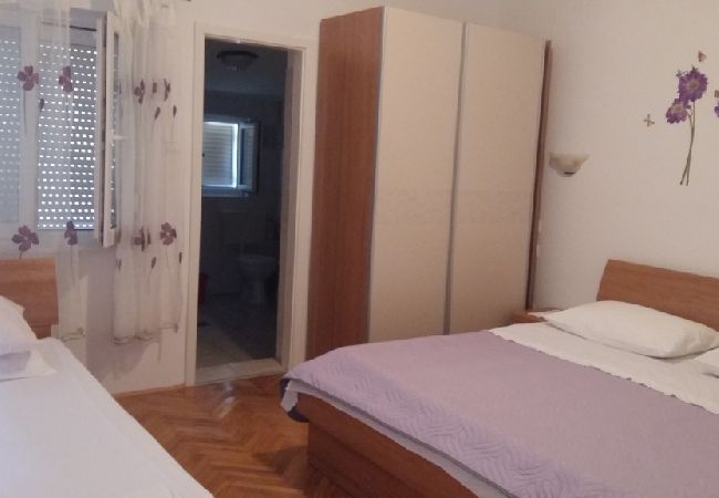 Appartement à Kustici - Appartement dans Kustici avec vue mer, Balcon, Climatisation, WIFI (3597-3) Appartement à Kustici - Appartement dans Kustici avec vue mer, Balcon, Climatisation, WIFI (3597-3)