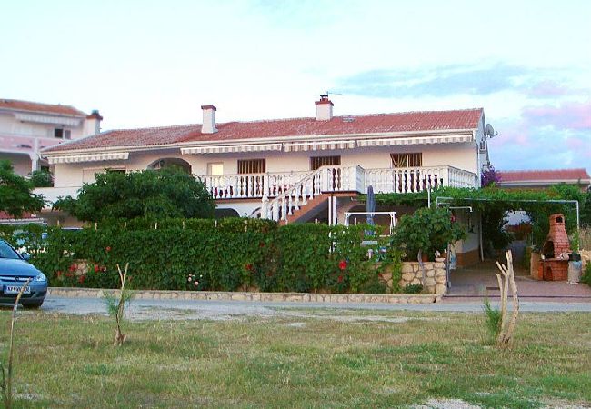 Appartement à Kustici - Appartement dans Kustici avec vue mer, Balcon, Climatisation, WIFI (3597-3) Appartement à Kustici - Appartement dans Kustici avec vue mer, Balcon, Climatisation, WIFI (3597-3)