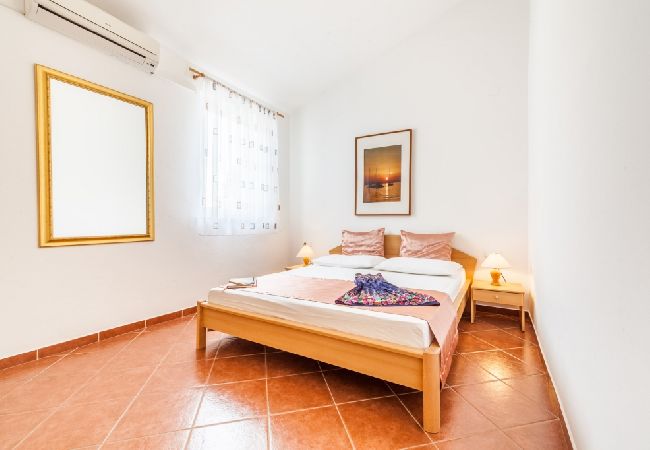 Appartement à Kustici - Appartement dans Kustici avec vue mer, Balcon, Climatisation, WIFI (3589-3) Appartement à Kustici - Appartement dans Kustici avec vue mer, Balcon, Climatisation, WIFI (3589-3)