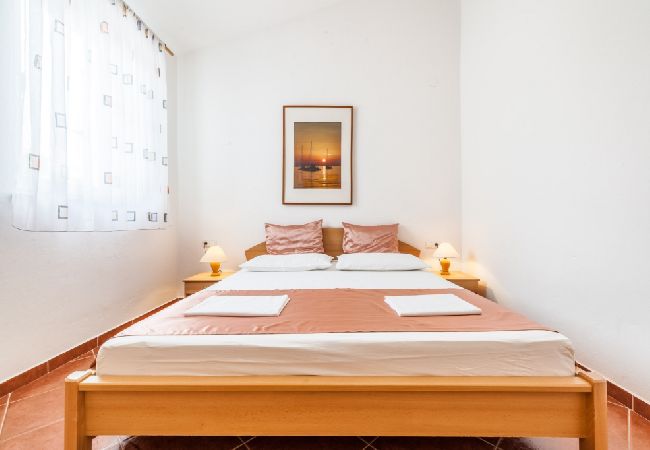 Appartement à Kustici - Appartement dans Kustici avec vue mer, Balcon, Climatisation, WIFI (3589-3) Appartement à Kustici - Appartement dans Kustici avec vue mer, Balcon, Climatisation, WIFI (3589-3)