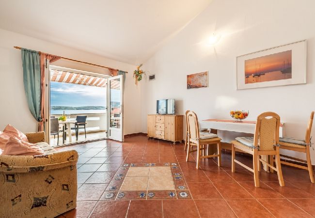 Appartement à Kustici - Appartement dans Kustici avec vue mer, Balcon, Climatisation, WIFI (3589-4) Appartement à Kustici - Appartement dans Kustici avec vue mer, Balcon, Climatisation, WIFI (3589-4)