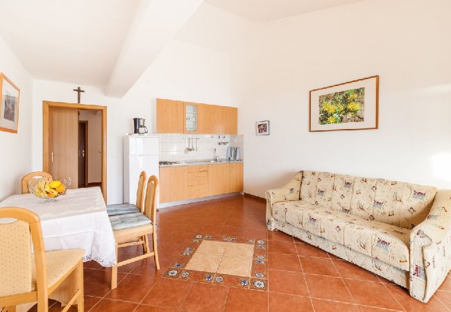 Appartement à Kustici - Appartement dans Kustici avec vue mer, Balcon, Climatisation, WIFI (3589-4) Appartement à Kustici - Appartement dans Kustici avec vue mer, Balcon, Climatisation, WIFI (3589-4)