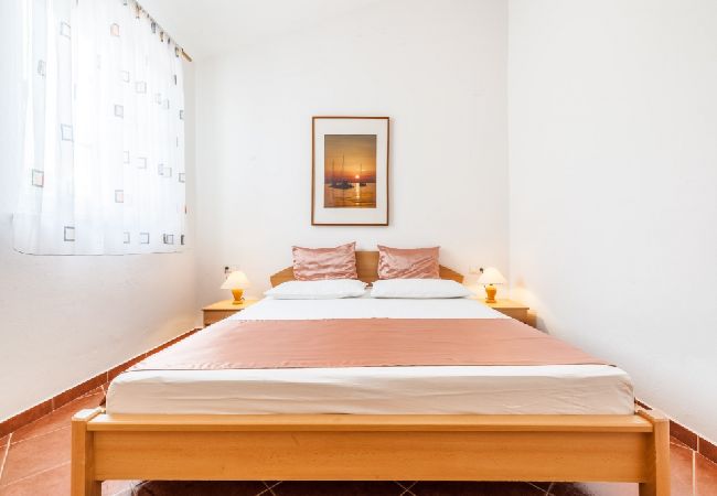 Appartement à Kustici - Appartement dans Kustici avec vue mer, Balcon, Climatisation, WIFI (3589-4) Appartement à Kustici - Appartement dans Kustici avec vue mer, Balcon, Climatisation, WIFI (3589-4)