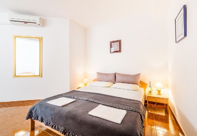 Appartement à Kustici - Appartement dans Kustici avec vue mer, Balcon, Climatisation, WIFI (3589-5) Appartement à Kustici - Appartement dans Kustici avec vue mer, Balcon, Climatisation, WIFI (3589-5)