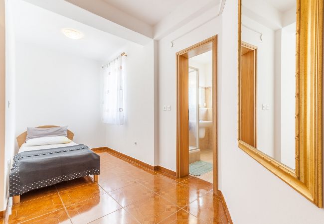 Appartement à Kustici - Appartement dans Kustici avec vue mer, Balcon, Climatisation, WIFI (3589-5) Appartement à Kustici - Appartement dans Kustici avec vue mer, Balcon, Climatisation, WIFI (3589-5)