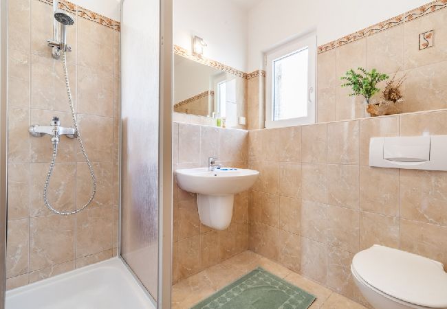 Appartement à Kustici - Appartement dans Kustici avec vue mer, Balcon, Climatisation, WIFI (3589-5) Appartement à Kustici - Appartement dans Kustici avec vue mer, Balcon, Climatisation, WIFI (3589-5)