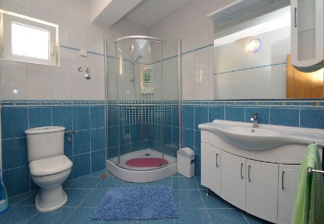 Appartement à Karbuni - Appartement dans Karbuni avec vue mer, terrasse, Climatisation, WIFI (3609-1) Appartement à Karbuni - Appartement dans Karbuni avec vue mer, terrasse, Climatisation, WIFI (3609-1)