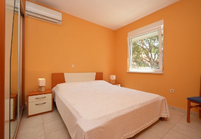 Appartement à Karbuni - Appartement dans Karbuni avec vue mer, terrasse, Climatisation, WIFI (3609-1) Appartement à Karbuni - Appartement dans Karbuni avec vue mer, terrasse, Climatisation, WIFI (3609-1)