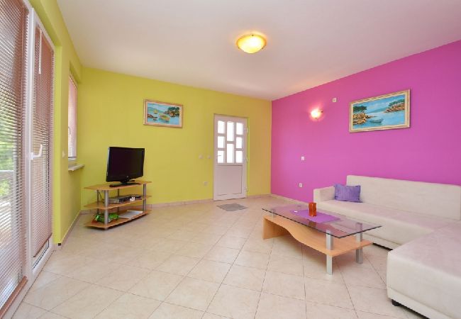 Appartement à Karbuni - Appartement dans Karbuni avec vue mer, terrasse, Climatisation, WIFI (3609-1) Appartement à Karbuni - Appartement dans Karbuni avec vue mer, terrasse, Climatisation, WIFI (3609-1)