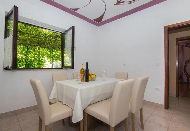 Appartement à Jelsa - Appartement dans Jelsa avec Balcon, Climatisation, WIFI (3621-1) Appartement à Jelsa - Appartement dans Jelsa avec Balcon, Climatisation, WIFI (3621-1)