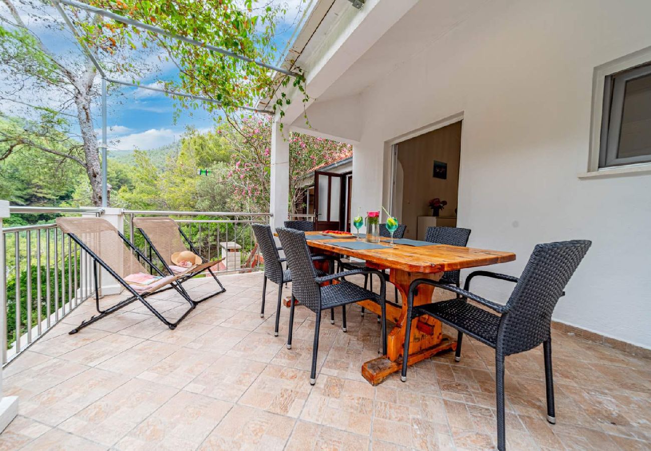 Maison à Žrnovo - Maison Robinson dans Žrnovo avec vue mer, terrasse (3637-2)