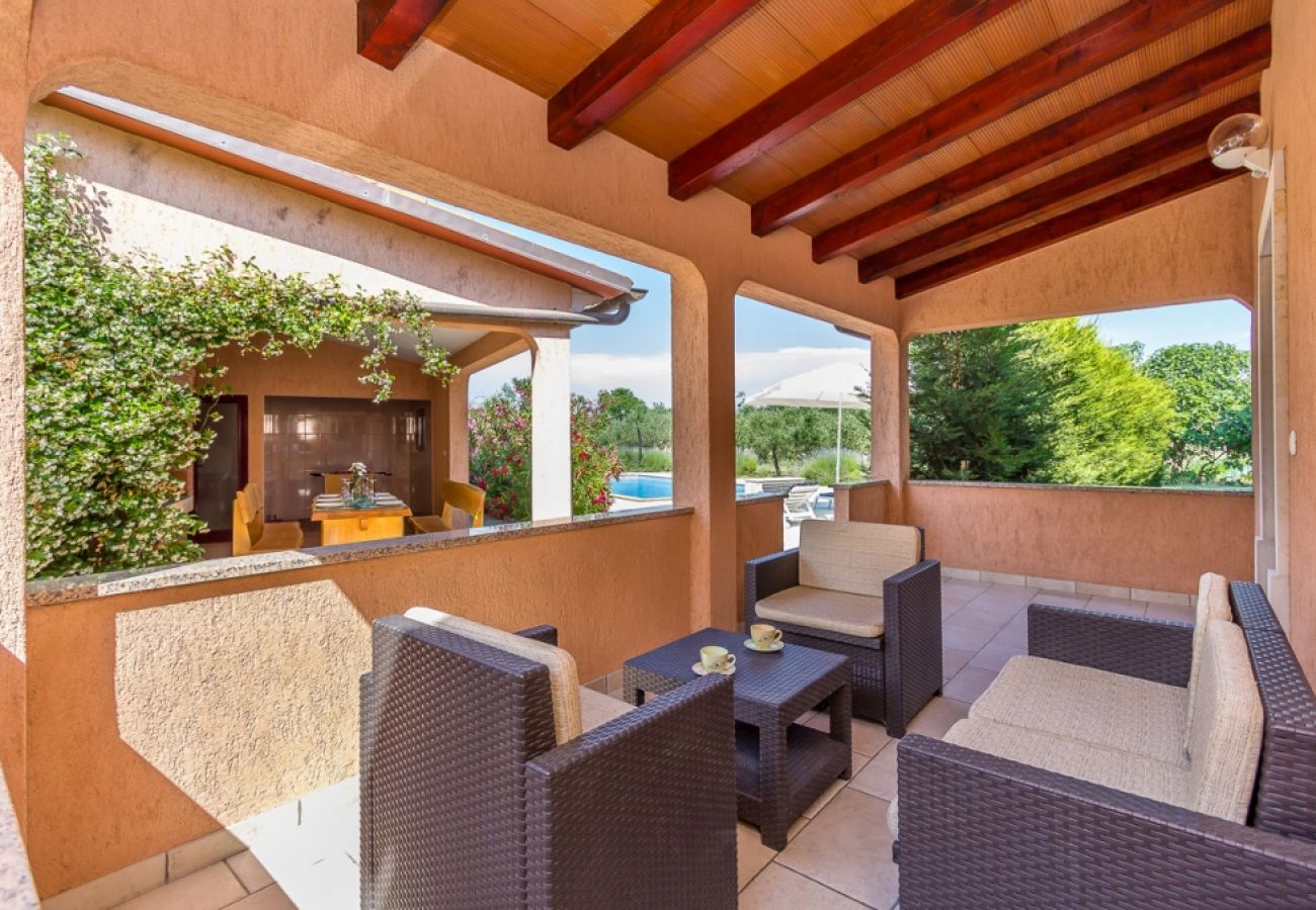 Maison à Loborika - Maison de vacances dans Loborika avec terrasse, Climatisation, WIFI, Machine à laver (3642-1)