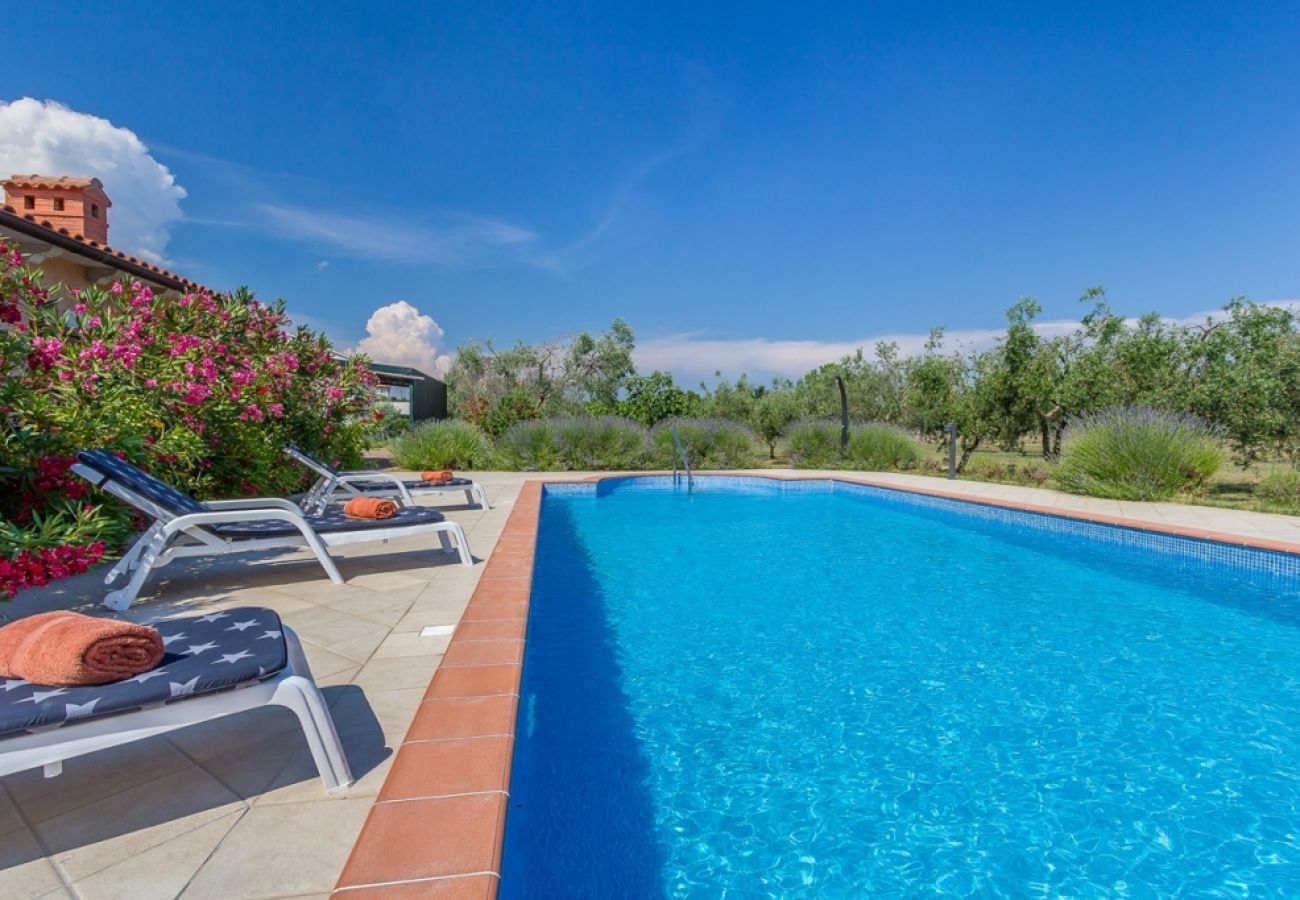 Maison à Loborika - Maison de vacances dans Loborika avec terrasse, Climatisation, WIFI, Machine à laver (3642-1)