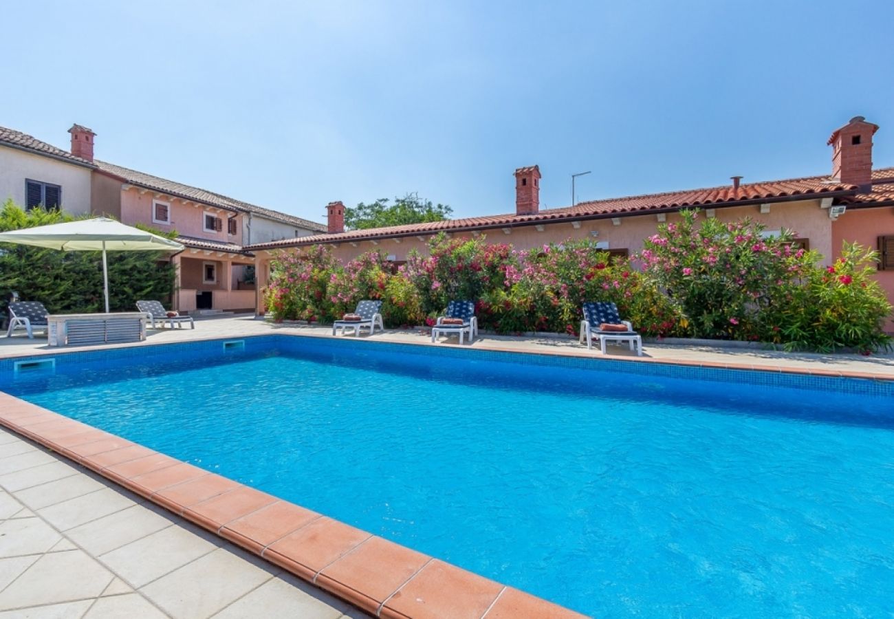 Maison à Loborika - Maison de vacances dans Loborika avec terrasse, Climatisation, WIFI, Machine à laver (3642-1)