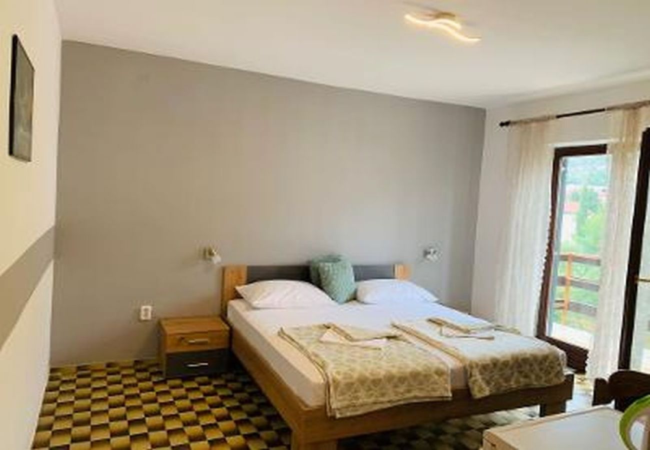 Chambres d'hôtes à Starigrad - Chambre dans Starigrad-Paklenica avec terrasse, Climatisation, WIFI (627-6)