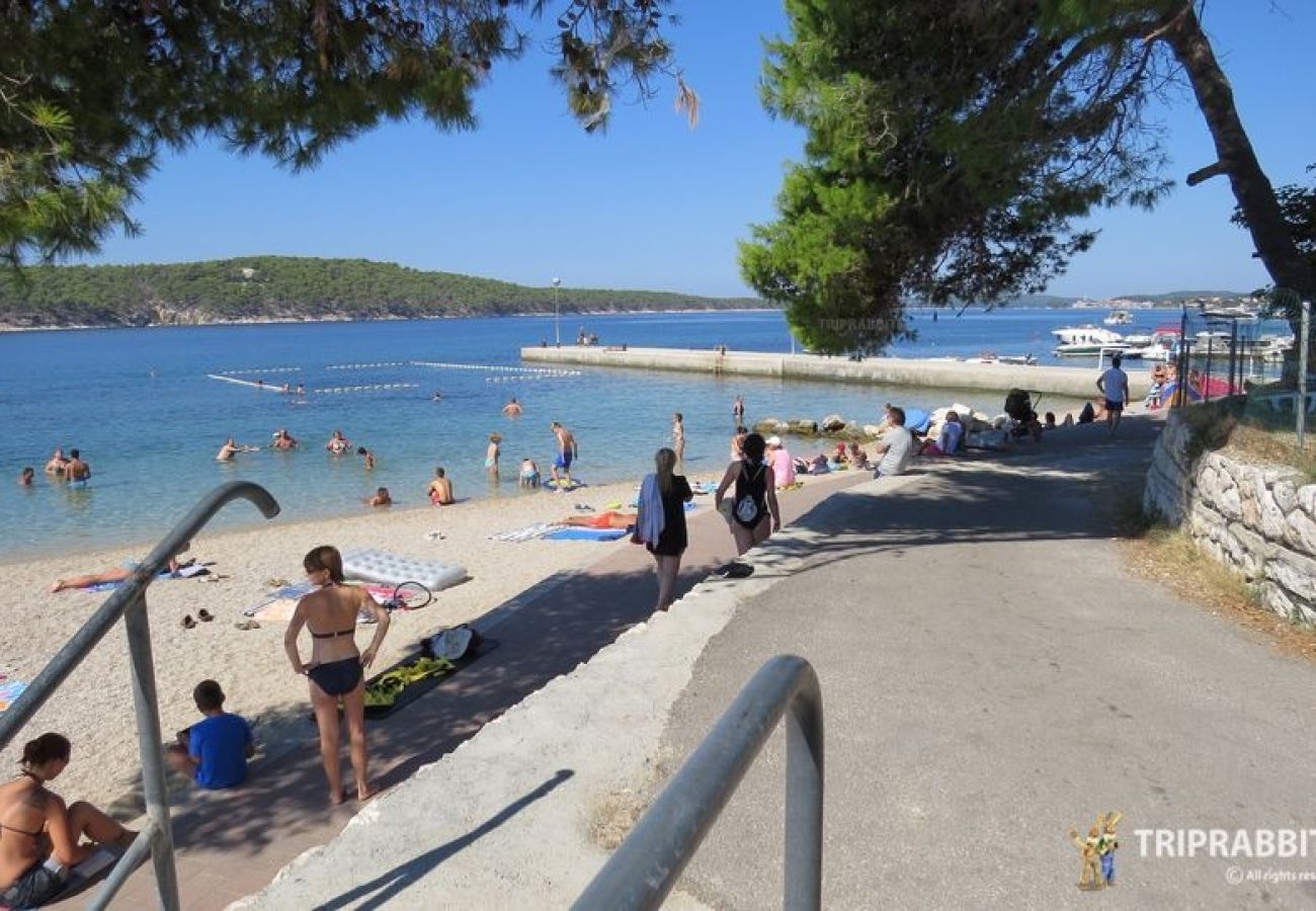 Appartement à Rab - Appartement dans Barbat avec vue mer, Balcon, Climatisation, WIFI (3664-2)