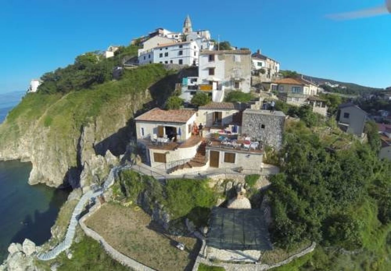 Maison à Vrbnik - Maison de vacances dans Vrbnik avec vue mer, terrasse, Climatisation, WIFI (3672-1)