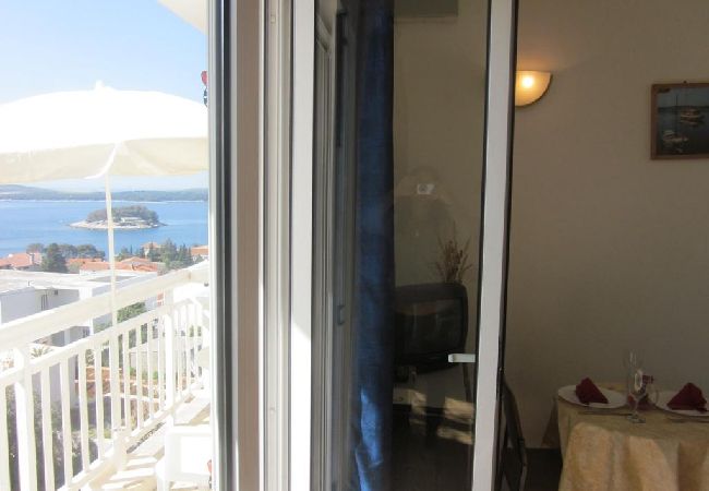 Studio à Hvar - Appartement Studio dans Hvar avec vue mer, Balcon, Climatisation, WIFI (3666-1) Studio à Hvar - Appartement Studio dans Hvar avec vue mer, Balcon, Climatisation, WIFI (3666-1)
