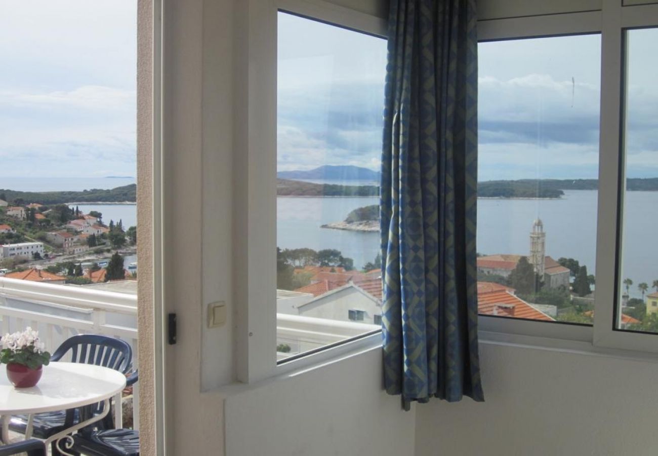 Appartement à Hvar - Appartement dans Hvar avec vue mer, terrasse, Climatisation, WIFI (3666-2)