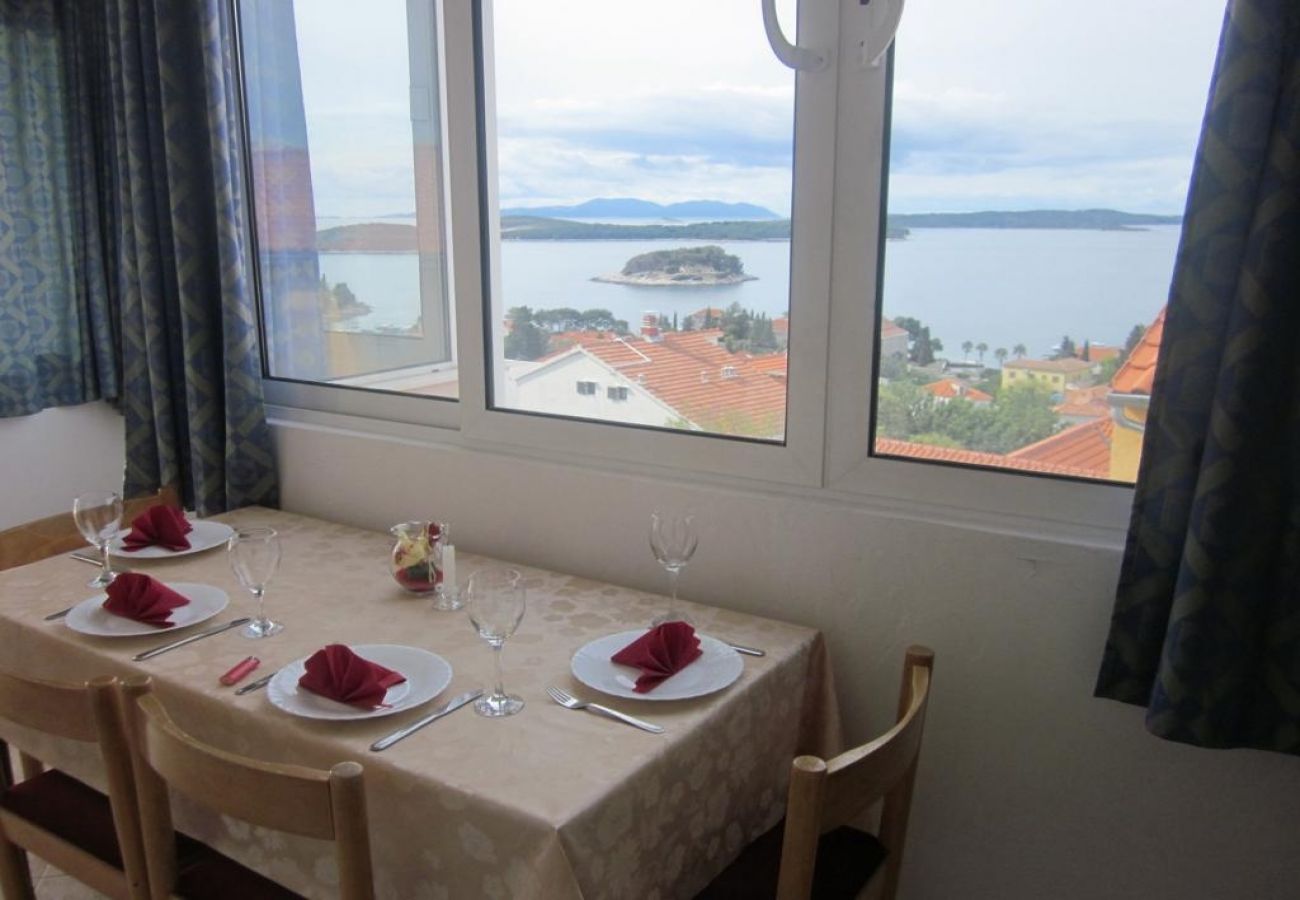 Appartement à Hvar - Appartement dans Hvar avec vue mer, terrasse, Climatisation, WIFI (3666-2)