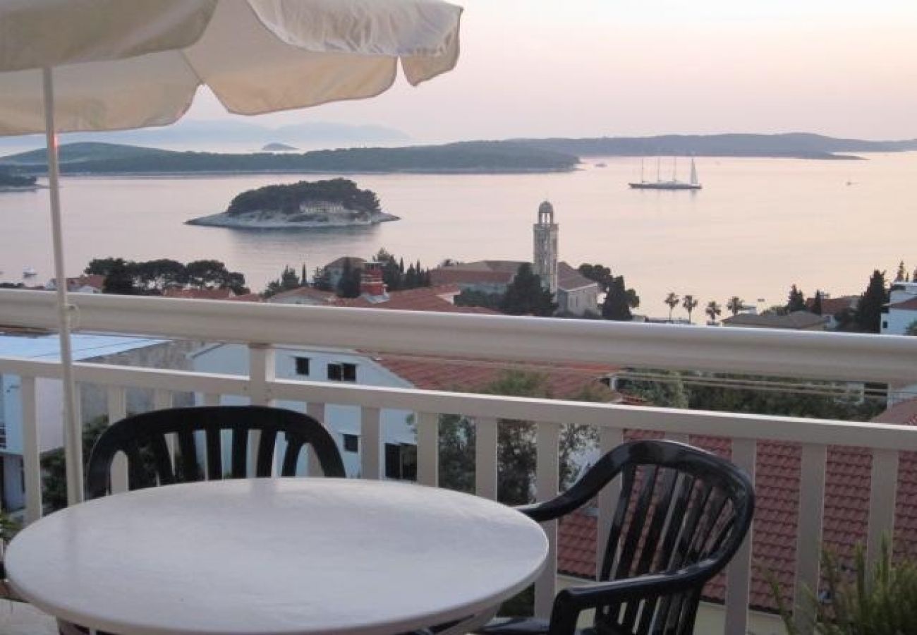 Appartement à Hvar - Appartement dans Hvar avec vue mer, terrasse, Climatisation, WIFI (3666-2)