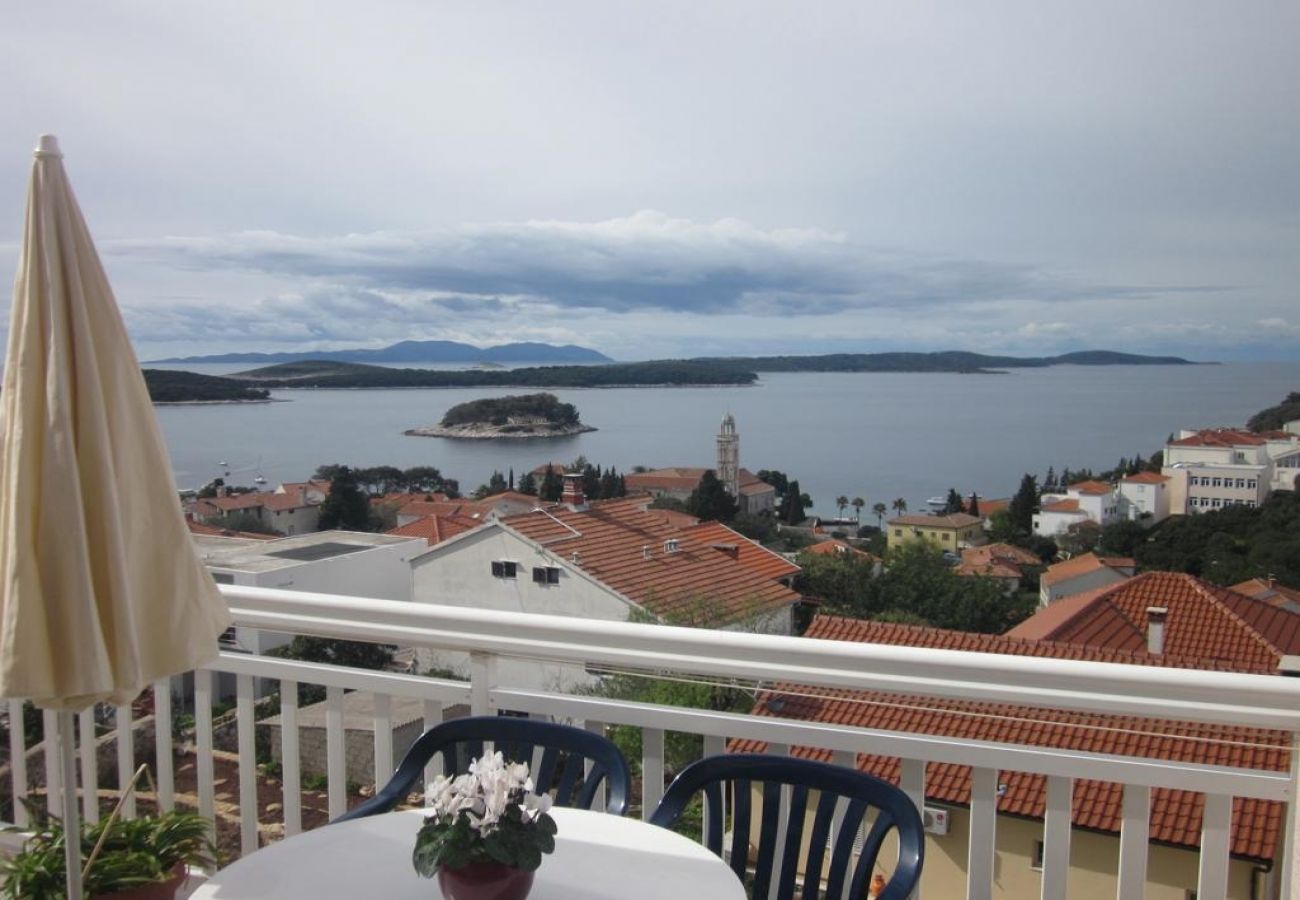 Appartement à Hvar - Appartement dans Hvar avec vue mer, terrasse, Climatisation, WIFI (3666-2)